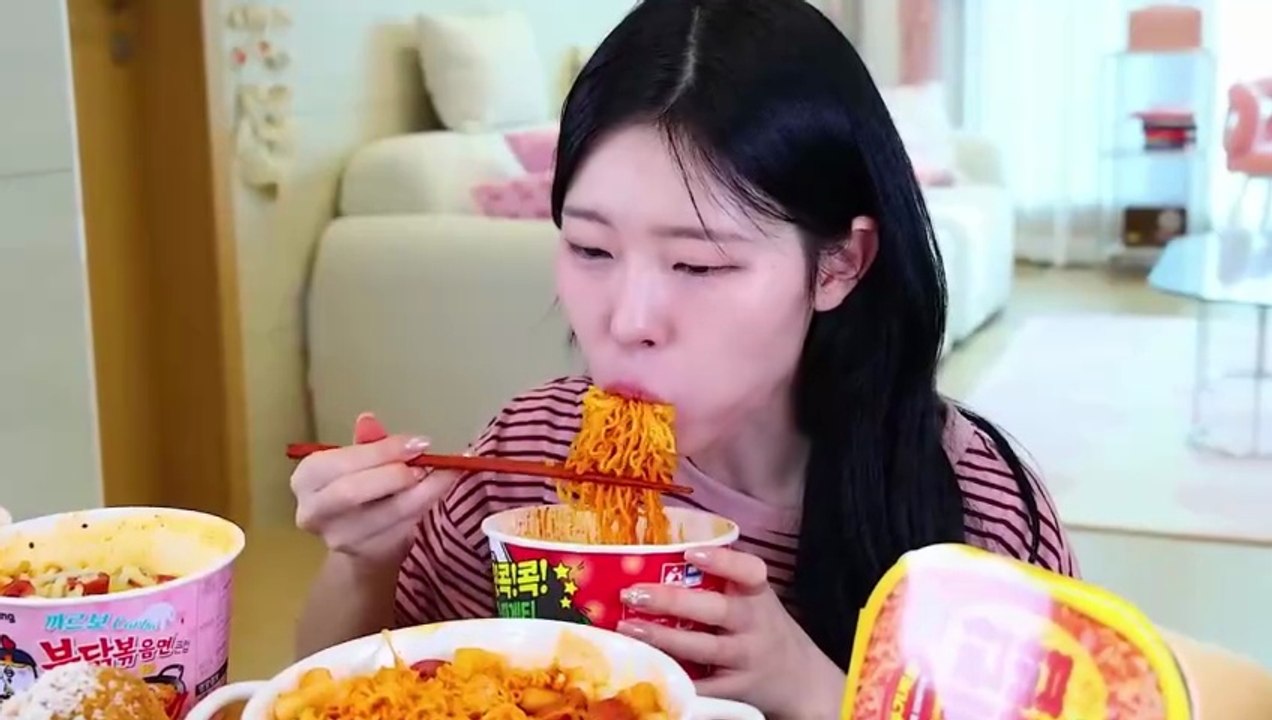 ASMR MUKBANG| Eating Korean Convenience Store Food! Fire noodles, Tteokbokki, Dubai Dessert.