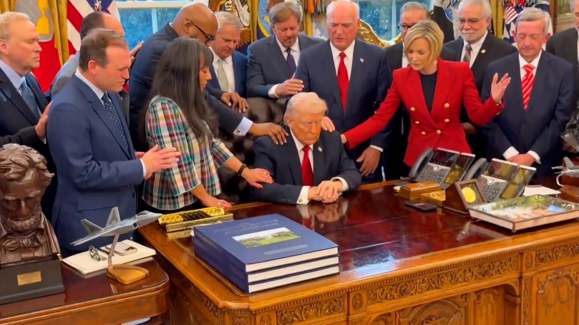 La Casa Blanca ha sido escenario de una imagen poco habitual que ha captado la atenci�n internacional en un momento de m�xima tensi�n geopol�tica. El presidente de Estados Unidos, Donald Trump, ha buscado refugio espiritual en el Despacho Oval, congregando a un grupo de l�deres religiosos para realizar un "llamativo rezo" en plena ofensiva militar contra Ir�n. Esta reuni�n, cargada de simbolismo, ha tenido como objetivo principal pedir sabidur�a, protecci�n y fortaleza para el mandatario en la toma de decisiones cr�ticas para la naci�n.
El encuentro ha reunido a una veintena de l�deres religiosos que acudieron a la sede del Ejecutivo para pedir protecci�n divina sobre el presidente y las Fuerzas Armadas. Seg�n ha confirmado Margo Martin, asesora de comunicaciones de la Casa Blanca, Trump dio la bienvenida a pastores llegados "de todo el pa�s". En las im�genes difundidas del encuentro, se puede observar al presidente sentado en el emblem�tico Escritorio Resolute con los ojos cerrados, mientras el conocido televangelista Greg Laurie dirig�a la oraci�n.
Durante el acto, los presentes se unieron f�sicamente al mandatario, colocando sus manos sobre �l en un gesto de apoyo y unidad. La oraci�n de Laurie se centr� en pedir por el bienestar de Trump y de las tropas estadounidenses desplegadas, especialmente "en estos tiempos desafiantes" que atraviesa la pol�tica exterior de Washington.
La difusi�n de este acto religioso ha sido coordinada por altos cargos de la administraci�n. Dan Scavino, subjefe de Gabinete de la Casa Blanca, comparti� el v�deo del rezo a trav�s de sus redes sociales acompa��ndolo con la proclama "Dios bendiga a Estados Unidos". Este movimiento comunicativo refuerza la imagen de un presidente que se apoya en los valores religiosos y en el respaldo de la comunidad evang�lica durante el desarrollo de la ofensiva en Ir�n.
El evento no solo ha servido para orar por la seguridad del pa�s, sino que ha funcionado como una demostraci�n de unidad nacional frente a las amenazas externas. Mientras los l�deres espirituales oraban por la naci�n y sus soldados, la imagen de Trump rodeado de manos amigas ha enviado un mensaje de determinaci�n y fe al electorado estadounidense. Con este acto, la administraci�n subraya la importancia de la fortaleza espiritual como pilar fundamental en la gesti�n de conflictos internacionales de gran escala.