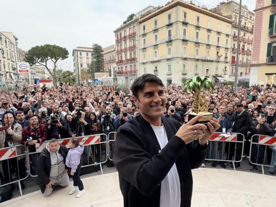 Sal Da Vinci, torna a Napoli dopo Sanremo tra un bagno di folla