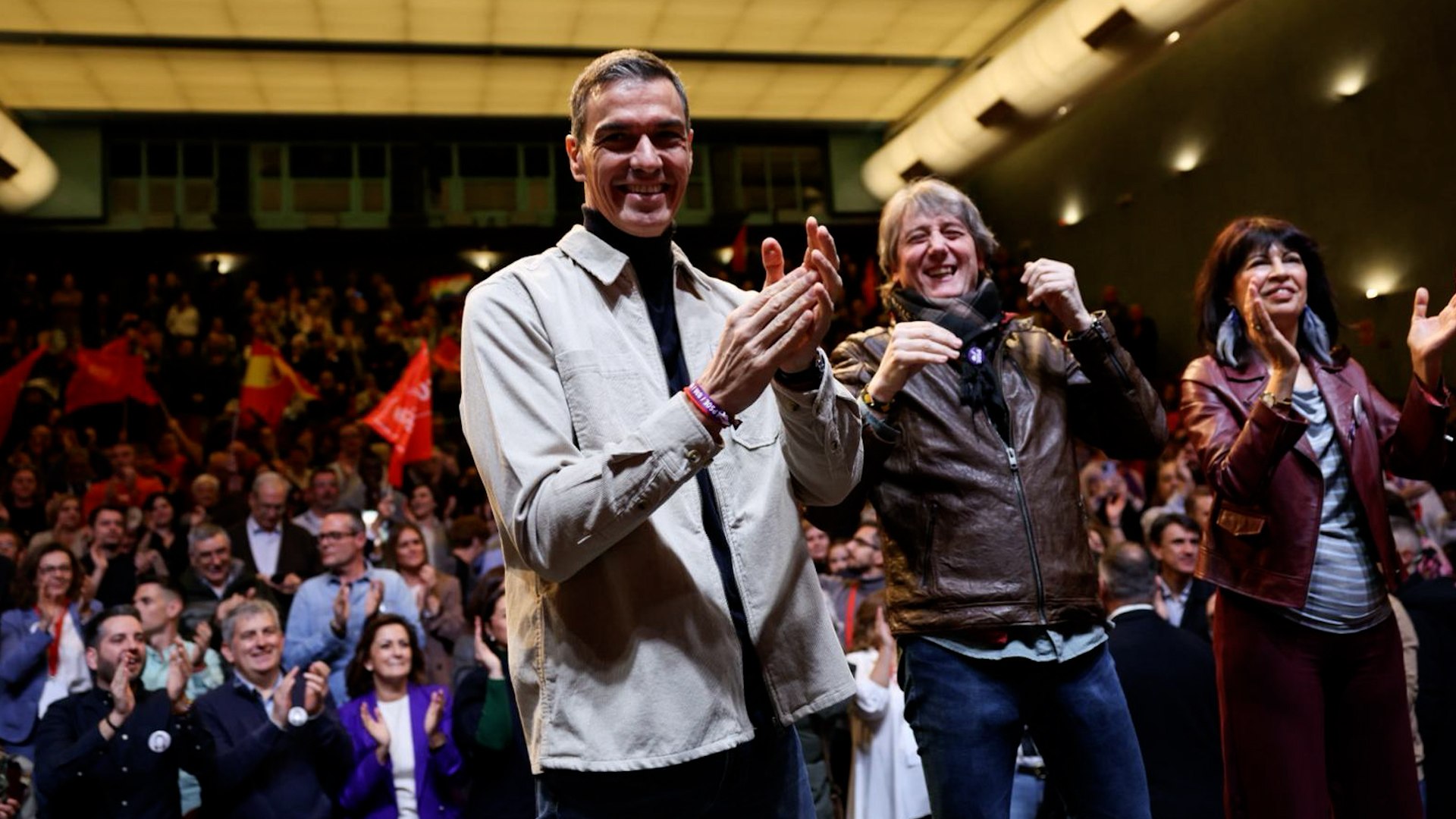 En un mitin cargado de reproches hacia la oposici�n y con la mirada puesta en las pr�ximas elecciones de Castilla y Le�n, el presidente del Gobierno, Pedro S�nchez, ha elevado el tono contra el PP y Vox por su posicionamiento ante la escalada b�lica en Oriente Pr�ximo. Desde Soria, el l�der socialista ha centrado su discurso en denunciar lo que considera una actitud irresponsable por parte de Alberto N��ez Feij�o y Santiago Abascal, a quienes ha acusado de respaldar la intervenci�n militar de Estados Unidos e Israel sin calibrar las consecuencias econ�micas para las familias espa�olas.
Apenas iniciada su intervenci�n, S�nchez ha arremetido contra la "derecha y ultraderecha" por alinearse con la administraci�n de Donald Trump. El presidente ha calificado de "hip�critas" a los l�deres de la oposici�n al asegurar que se muestran belicosos respecto a la guerra en Ir�n pero a costa del bolsillo de los ciudadanos. En un mensaje directo a los votantes de la regi�n, el jefe del Ejecutivo ha ironizado sobre qui�n asumir� el coste del conflicto: "Feij�o no va a pagar ni el gas ni la calefacci�n de los hogares de Soria, ni Abascal va a pagar la gasolina de los tractores en Le�n, Zamora o Palencia, pero ambos apoyan la guerra de Trump en Ir�n".
Para S�nchez, esta postura demuestra una desconexi�n total con la realidad de las clases trabajadoras y el sector agrario. "Son unos hip�critas, porque es muy f�cil ser belicoso a costa del bolsillo de los dem�s", ha defendido con firmeza ante un p�blico entregado.
El presidente ha aprovechado el acto para marcar distancias respecto a la pol�tica exterior de la era Trump, acusando al PP y a Vox de "confundir soberan�a con servilismo" y de actuar como si ser aliado de Washington significara "darle la raz�n y decirle siempre am�n"
. En este sentido, ha trazado un paralelismo hist�rico con la guerra de Irak de 2003, recordando que aquel conflicto "dur� 8 a�os y seg� la vida a m�s de 300.000 personas, la mayor�a civiles, mujeres y ni�as, que hoy no tienen futuro".
Seg�n S�nchez, la derecha espa�ola parece "no haber aprendido nada" de aquel error hist�rico y critica que vuelvan a posicionarse "en contra de la opini�n p�blica espa�ola"
. "Los mismos que entonces abrieron una guerra... son los que hoy vuelven a apoyar la guerra de Ir�n, demostrando que no han aprendido nada y que se equivocan en todo, en todo", ha subrayado.
Frente a las cr�ticas que sugieren un aislamiento internacional de Madrid, el presidente ha asegurado que Espa�a est� liderando un movimiento por la legalidad. "No estamos solos, sino que somos los primeros; ya estamos viendo c�mo muchos otros gobiernos se est�n posicionando en contra de esta guerra", ha afirmado, convencido de que Espa�a "se est� ganando el respeto de todo el mundo" al defender la paz y el derecho internacional.
S�nchez ha querido dejar claro que su rechazo a la guerra no es un respaldo al Gobierno de Teher�n, se�alando expl�citamente que rechaza el r�gimen iran�, "que reprime particularmente a las mujeres y a las ni�as", pero insistiendo en que no se puede "responder a una ilegalidad con m�s ilegalidad".
Finalmente, el presidente ha vinculado la postura pacifista con la salud de la econom�a nacional, argumentando que "sin paz no hay prosperidad". Ha defendido que el rechazo a la violencia es transversal, uniendo a ciudadanos progresistas y conservadores en la protecci�n del tejido productivo: "El no a la guerra es un s� a nuestras empresas, a nuestros trabajadores, a nuestros aut�nomos, a nuestro campo".
"Es un orgullo ser espa�ol por defender lo que defendemos ante la barbarie y ante la guerra", ha concluido S�nchez, reafirmando que su Gobierno "proteger�" a la ciudadan�a frente a la subida de precios, tal como se hizo durante la invasi�n de Ucrania.
