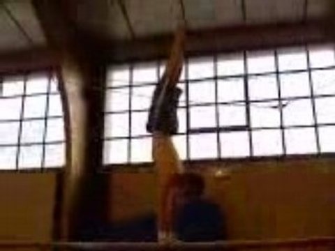 USH GYM - A.G aux barres parallèles équilibre en force