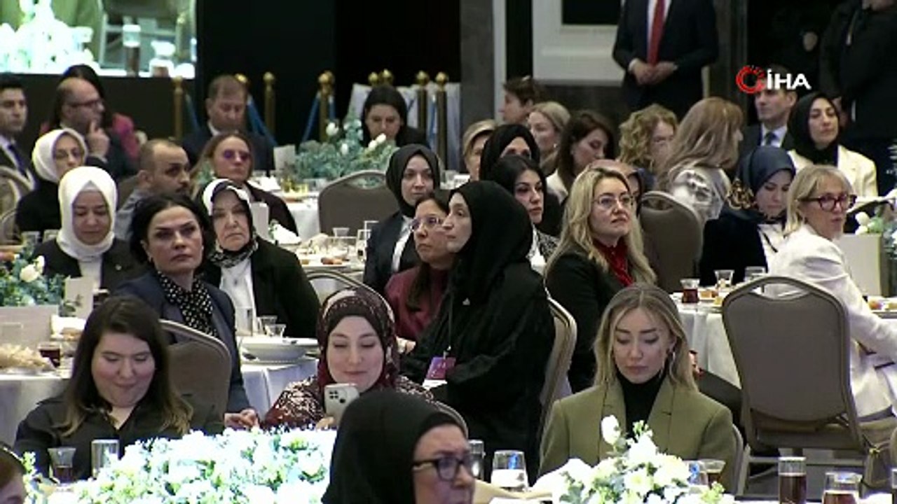 Cumhurbaşkanı Erdoğan: "Kadın erkeğin arkasında değil, bilakis erkeğin yanı başındadır. Omuz omuza, kadın erkek demeden hepimiz bir bütünün ayrılmaz parçalarıyız. Kadın erkek fark etmeksizin hepimiz aynı bağın gülü, aynı sazın telleriyiz"