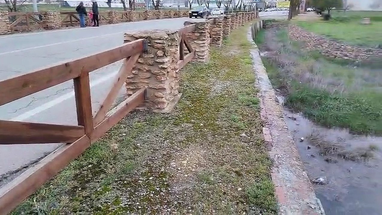 El río Azuer llega al casco urbano de Daimiel.