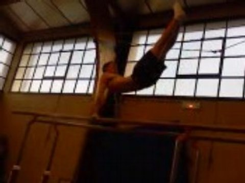 USH GYM - Adrien barres parallèles mouvements libres 2