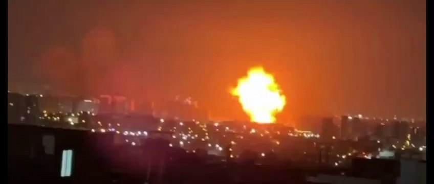 Iran, raid di Israele sulla raffineria: inferno di fuoco a Teheran - Video