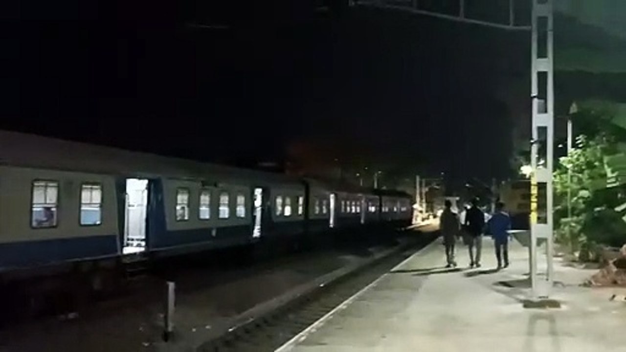 MemoMEMU Train Passing Paravur Railway Station 🚆 | Kollam to Kanyakumari Local Train Kerala”