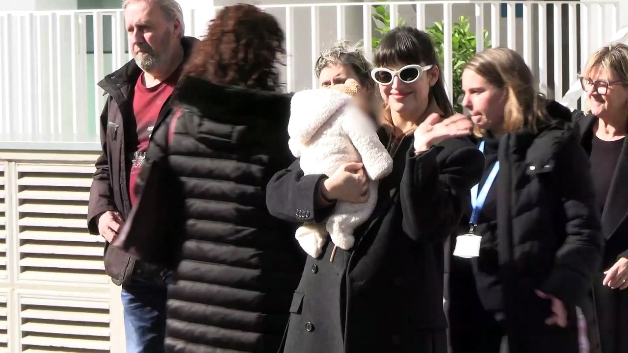 Úrsula Corberó, con su bebé en brazos, tras salir de la clínica: "Ha ido todo muy bien. Ha sido soñado"