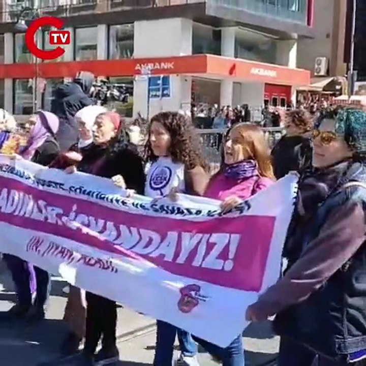 8 Mart yürüyüşünde kadınlar, "İranlı kadınlar yalnız değildir" sloganı attı