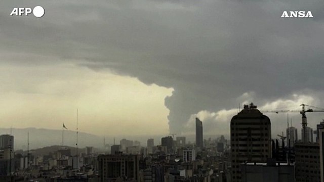 Raid a depositi di petrolio a Teheran. Protezione civile: Pioggia acida, rimanere in casa