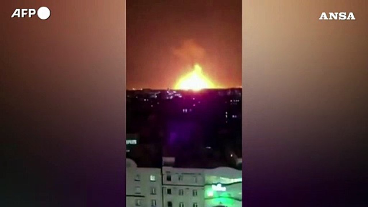 Iran, raid Israele-Usa colpiscono un deposito di carburante a Teheran: maxi incendio