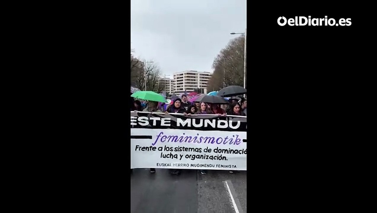 Feministas de Pamplona lanzan consignas contra la brecha de género en salarios y pensiones este 8 de marzo