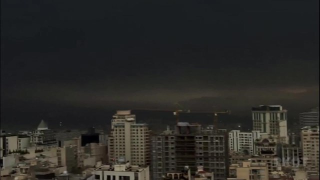 Il cielo nero sopra Teheran dopo gli attacchi ai siti di stoccaggio del petrolio