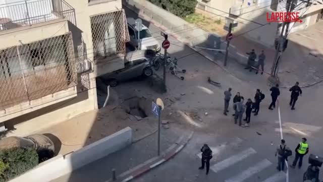 Missile iraniano sul Tel Aviv: buco nel manto stradale