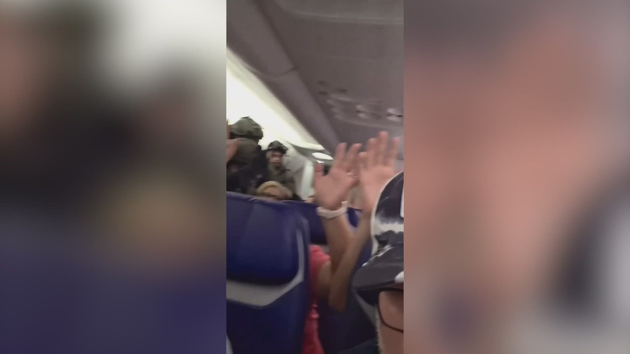 Un avion recibe un aviso de bomba y la policia interfiere en el acto: imagenes impactantes