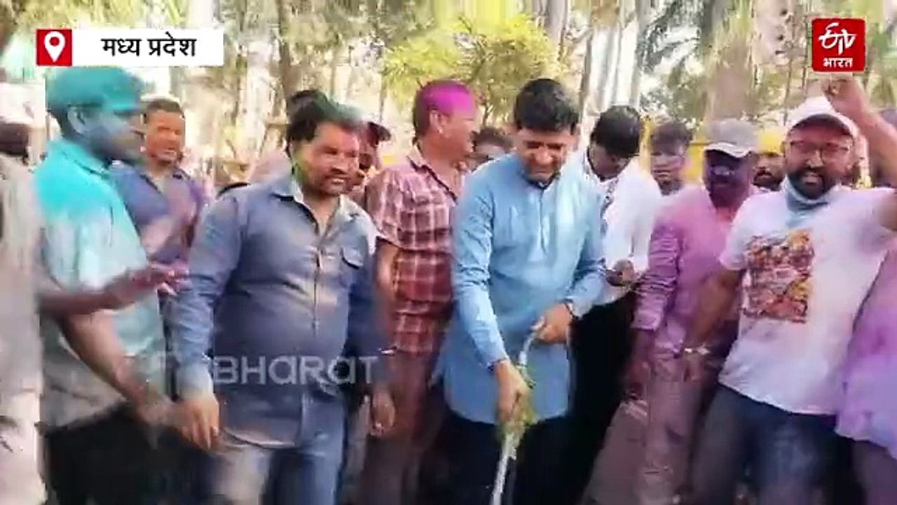 इंदौर की गेर में रंगों से सराबोर हुए 2 लाख से अधिक लोग, 40 मिनट में फिर चमका राजवाड़ा