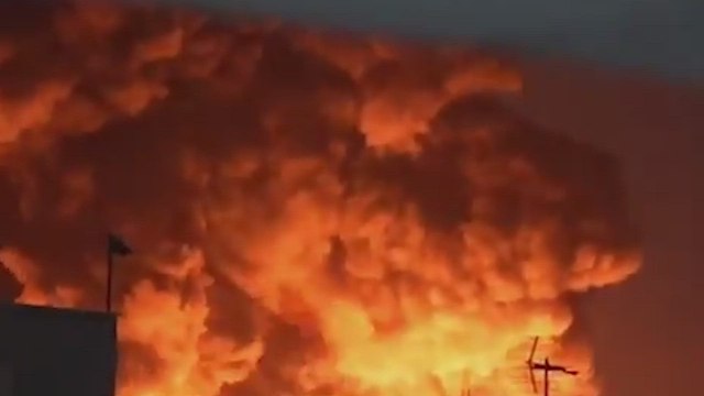 Las imágenes más impactantes del ataque de Israel a una petrolera en Irán (Teherán)