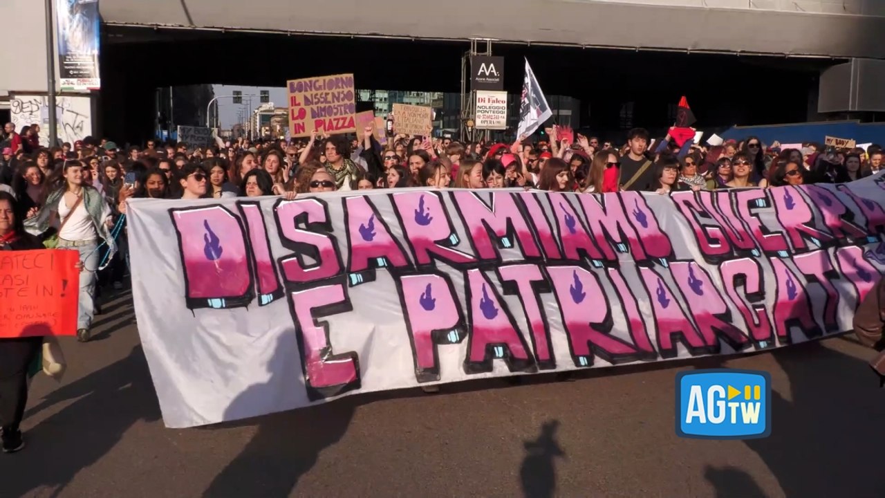 Milano, migliaia in corteo per l’8 marzo: «Disarmiamo guerra e patriarcato»