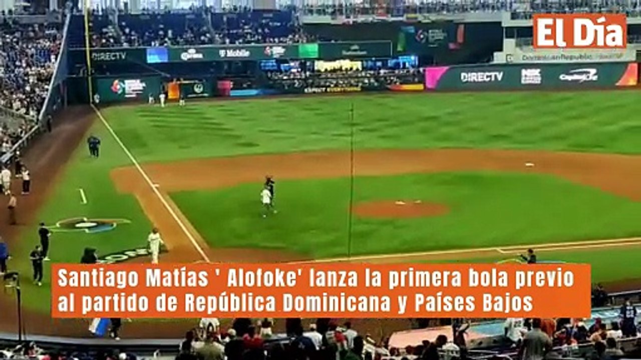 Santiago Matías ' Alofoke' lanza la primera bola previo al partido de República Dominicana y Países Bajos