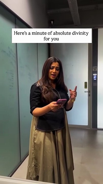 Shreya Ghoshal singing Sun Raha Hai before a podcast.