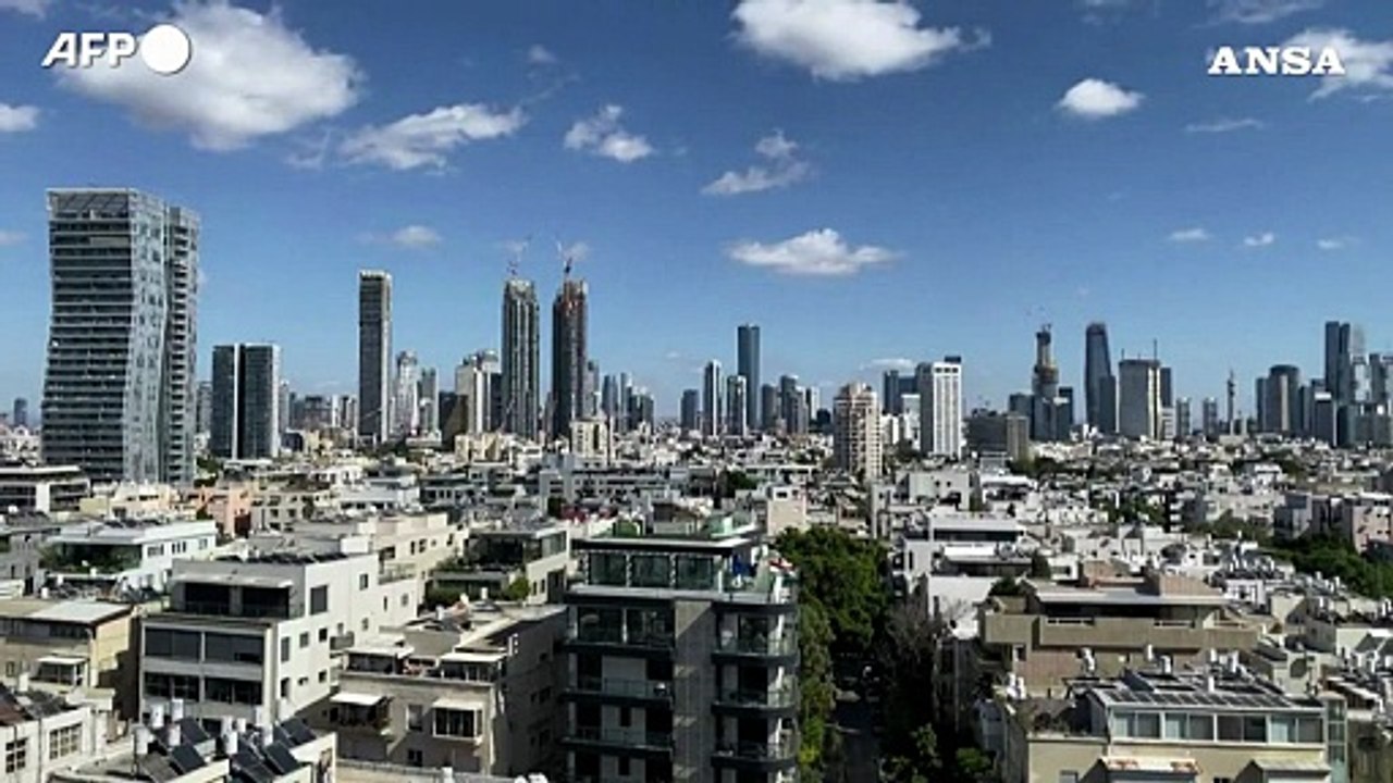 Israele bersagliato dall'Iran, l'eco delle esplosioni a Tel Aviv