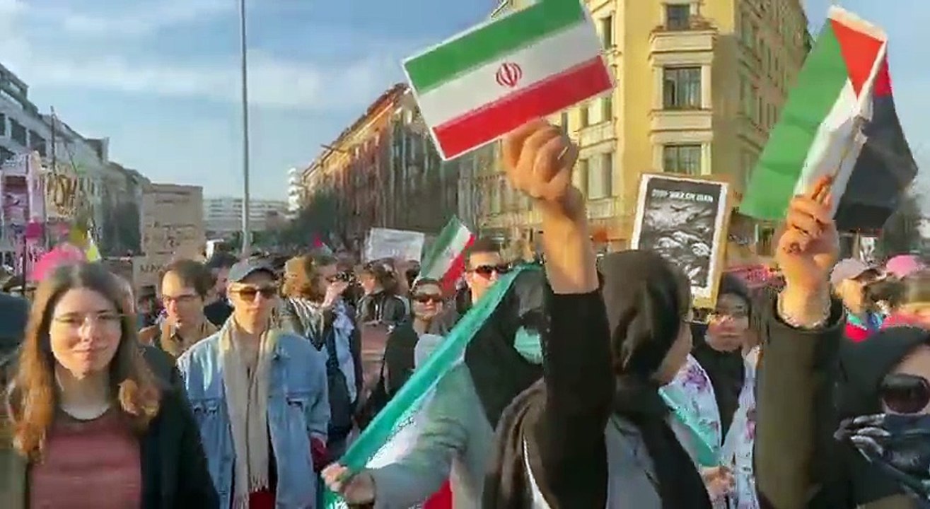 مظاهرة حاشدة في العاصمة الألمانية برلين دعما لإيران وتنديدا بسياسة الرئيس الأمريكي