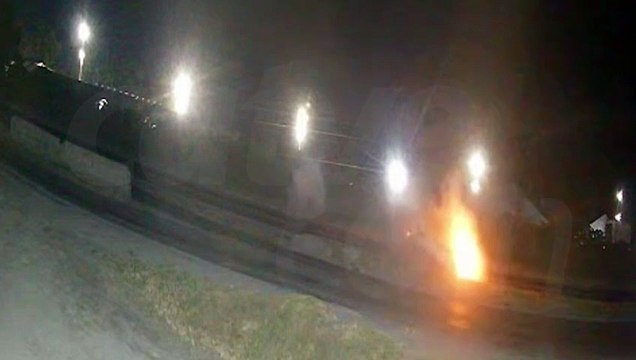 Carro capota e pega fogo após batida na BR-277 em Paranaguá