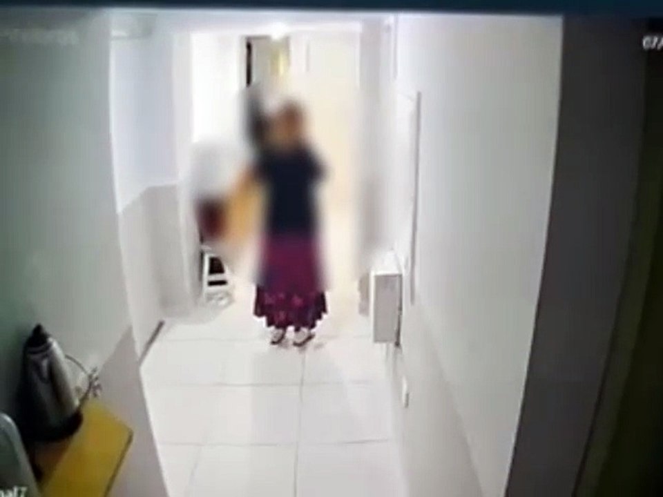 Câmeras de segurança mostram hóspede de hotel agredindo recepcionista