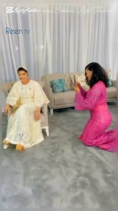 Billy Borso Ba devant Sokhna Aida Saliou son guide
