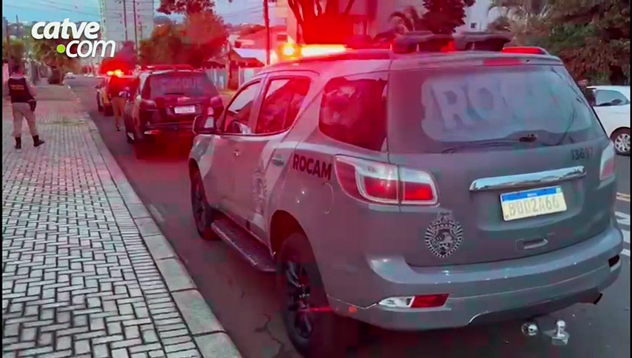 Bombeiros são chamados para resgatar criança após ser vista caminhando sobre telhado de casa