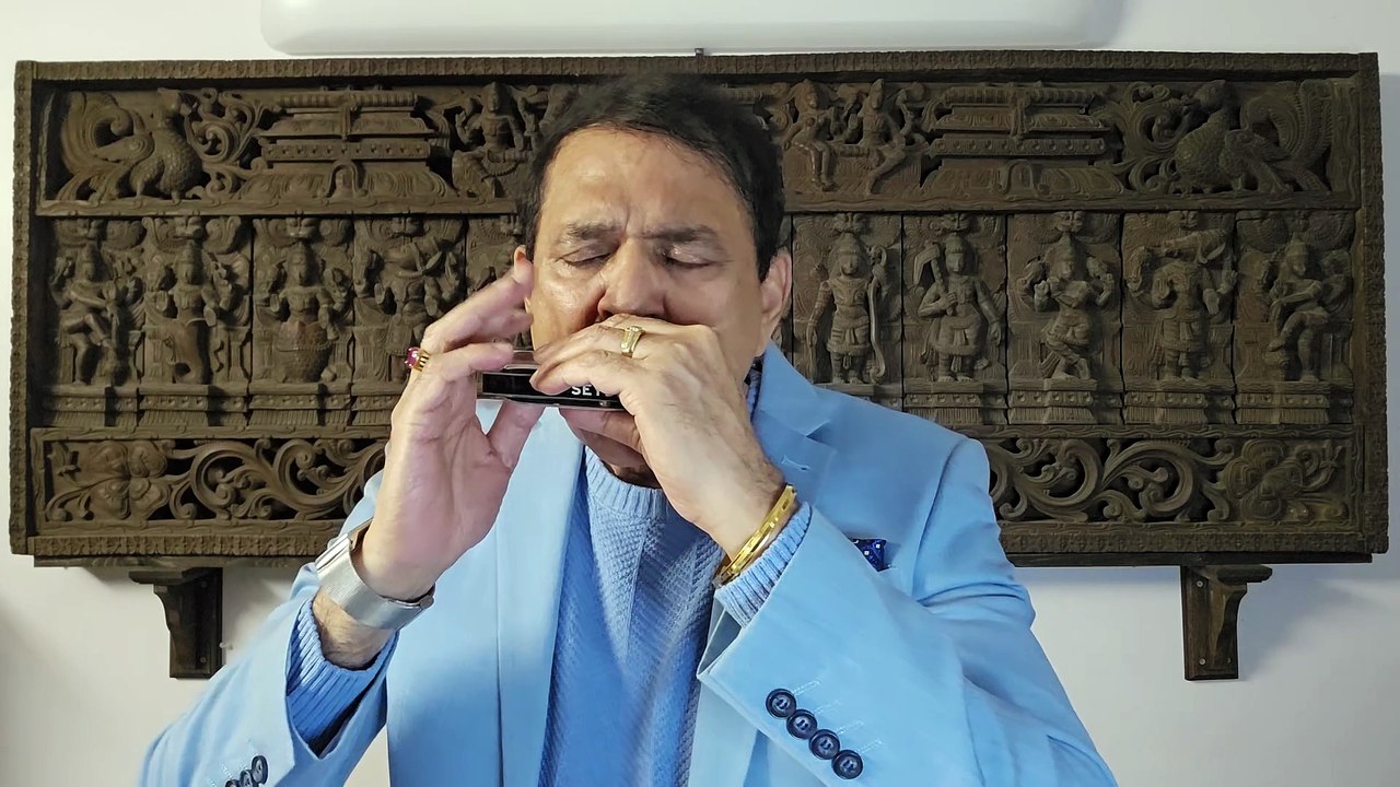 Chal Chaiya Chaiya Chal Chaiya Chaiya - Film Dil SE 1998 on Harmonica Live Performance by Mukund Kamdar