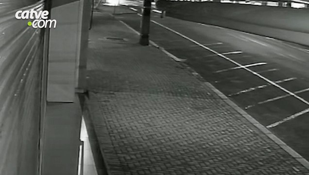 Câmera registra carro atingindo fachada de clínica após batida no Centro de Cascavel