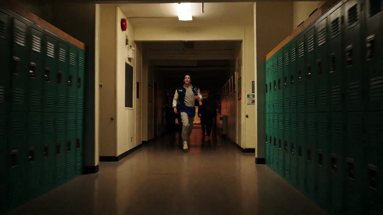 Maddie ve que simon esta atrapado en la escuela