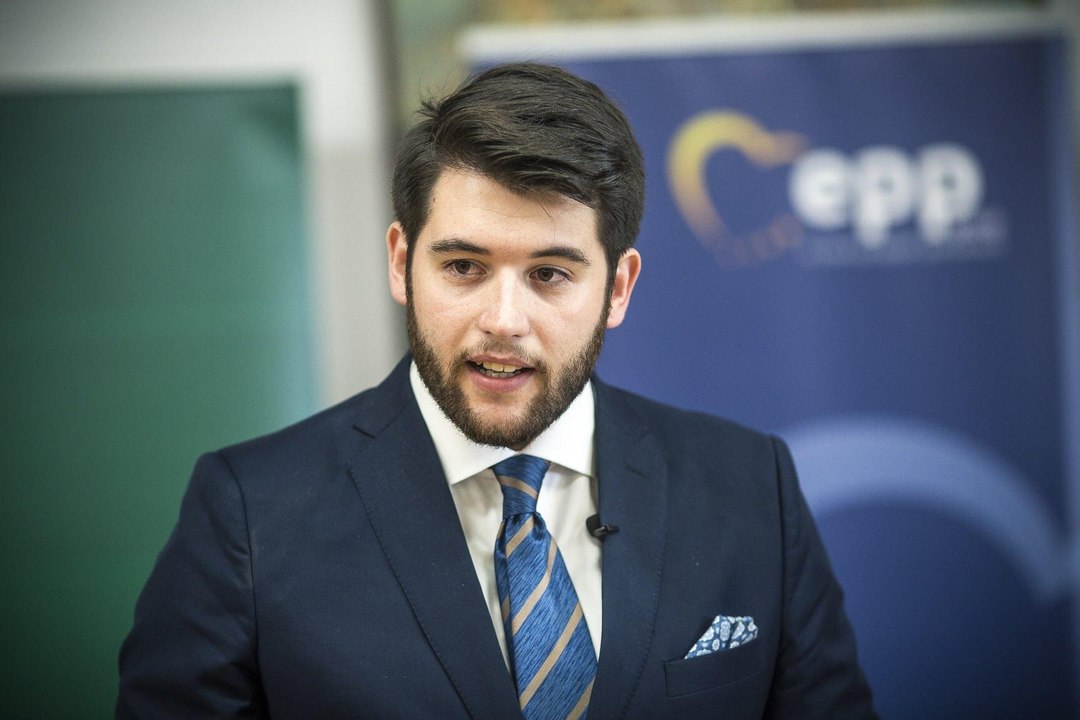 Terremoto en el PP: Dimite el secretario general de Nuevas Generaciones y pasa a pedir el voto para VOX