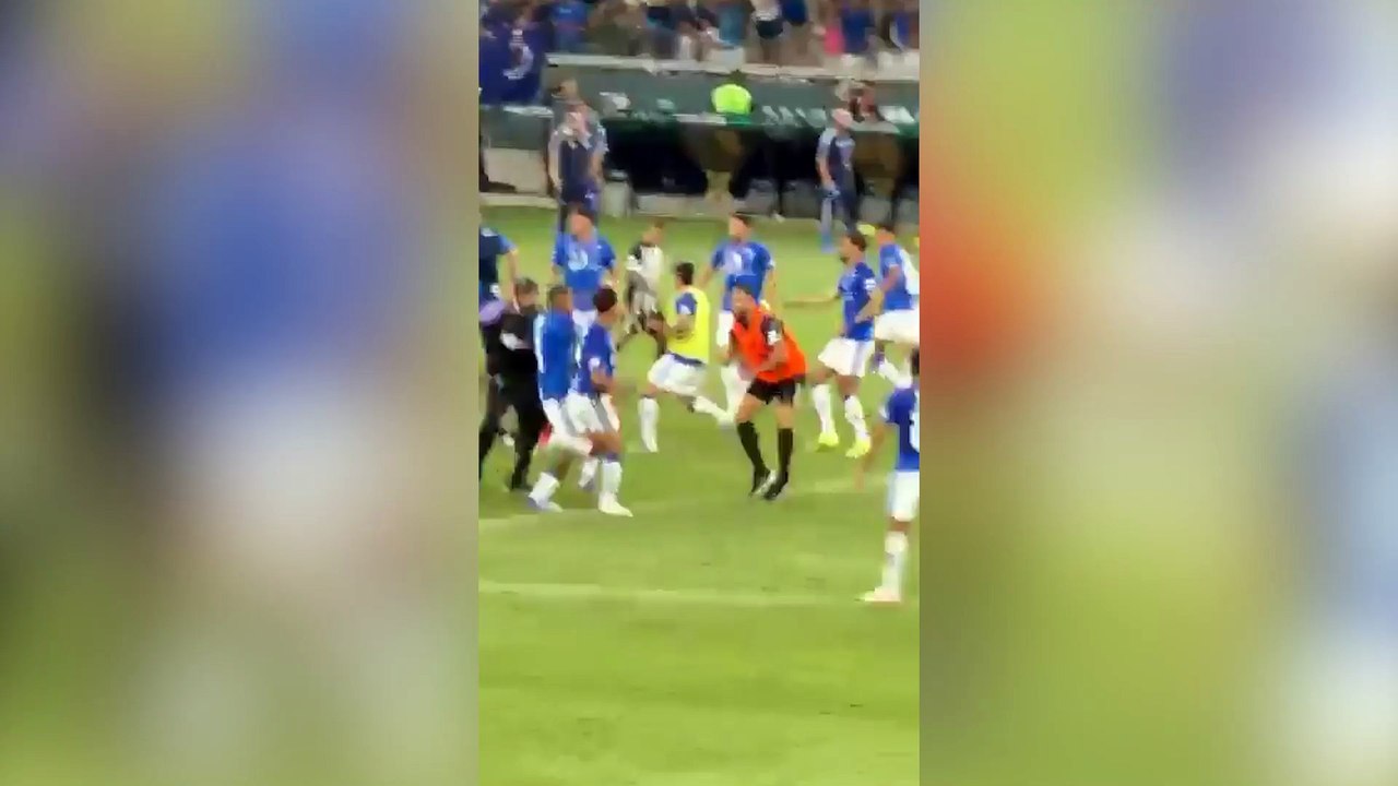 Dünya bu kavgayı konuşuyor: Kale önünde başladı bir anda tüm saha birbirine girdi