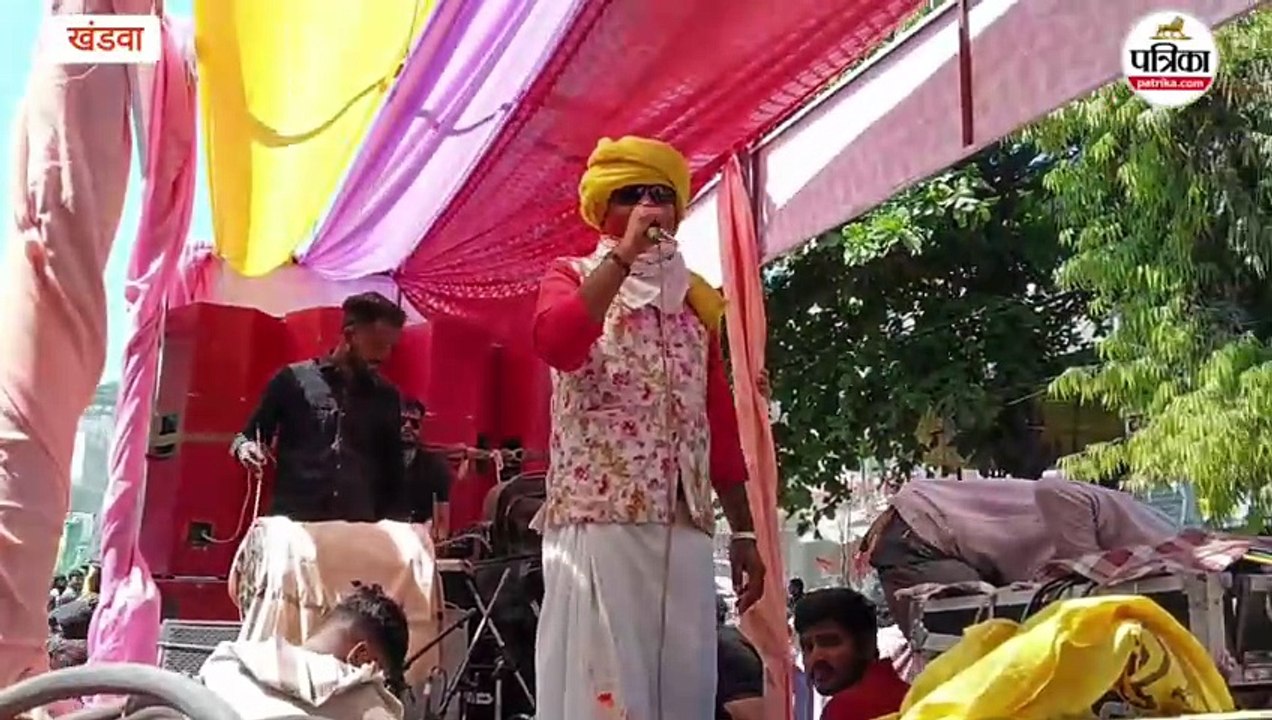 रंग बरसे... रंग पंचमी पर श्री दादाजी फाग यात्रा में जमकर उड़ा रंग गुलाल, तोप से हुई फूलों की बारिश