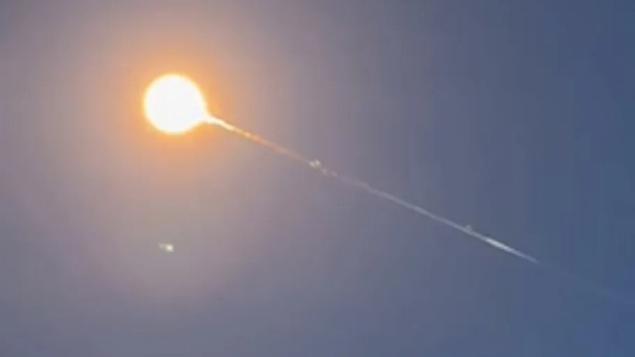 Pioggia di meteoriti sulla Germania: tetti sfondati e panico nei cieli dell’Ovest