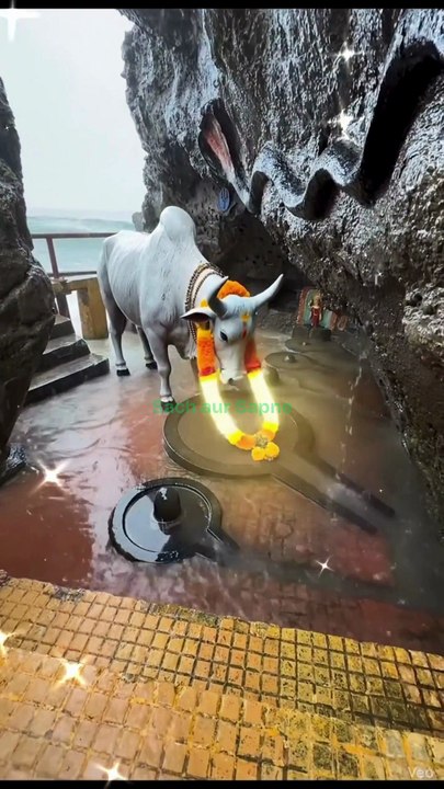 पहाड़ की गुफा में छुपा महादेव का रहस्य! यहाँ खुद बहता है पवित्र जल 🙏 #mahadev