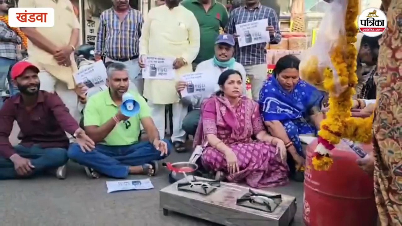 अनोखा प्रदर्शन... गैस सिलेंडर को पहनाई माला, रोड पर लकड़ी के चूल्हे पर बनाई चाय, राहगीरों को पिलाई