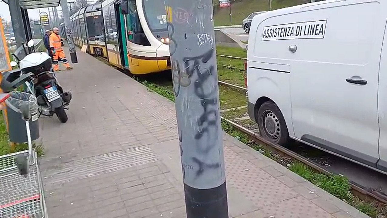 Deraglia un tram della linea 15 a Rozzano: nessun ferito