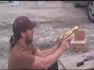 Tir avec desert eagle plaqué or