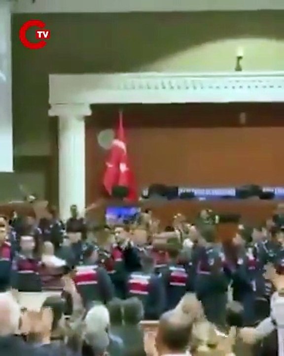 Cumhurbaşkanı adayımız Ekrem İmamoğlu; alnı açık, başı dik, aslanlar gibi dimdik ayakta.