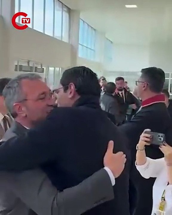 Durusmaya verilen arada tutuksuz yargilanan ibb genel sekreter yardimcisi mahir polat, avukatlar ve basin mensuplariyla gorusuyor