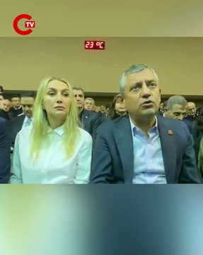 Özgür Özel Hakim, Ekrem İmamoğlu'na 'Sanık Ekrem' diye sesleniyor, buna salon tepki gösterince 'Ekrem Bey' diye hitap ediyor. Öncesinde senli benli konuşurken, siz demeye başlıyor. Güya itibarsızlaştıracak.
