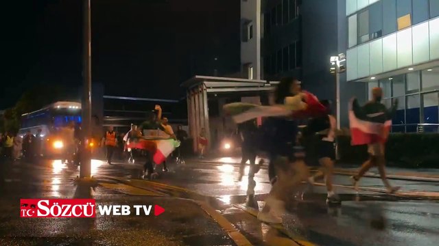 İran Milli Marşı'nı okumayan kadın futbolcuların önünü kestiler