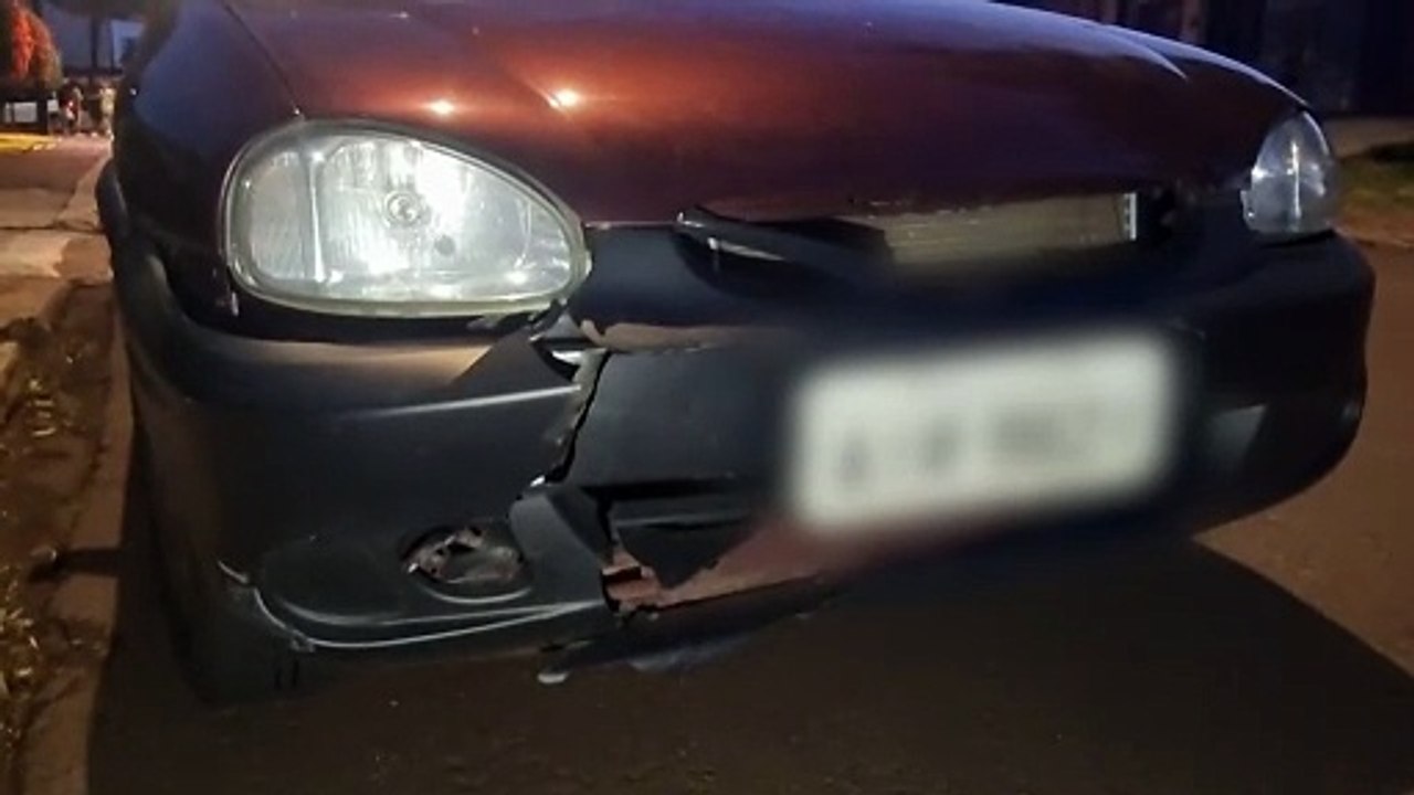 Mulher sofre ferimentos no rosto após acidente entre moto e Corsa no Jardim Aclimação, em Cascavel