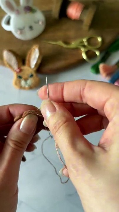 Tuto DIY Facile : Créez votre Broche Teckel en Feutrine Adorable !