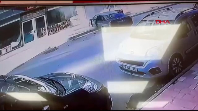 Otomobilin mobilya mağazasına girdiği kaza kamerada