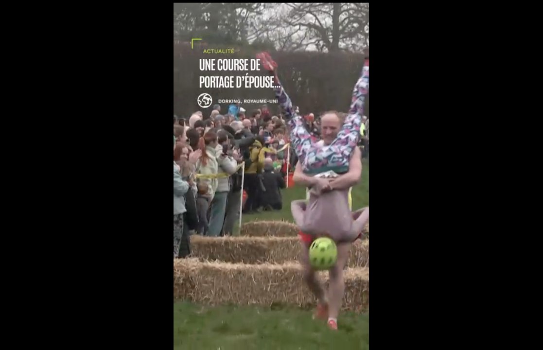 Au Royaume-Uni, des couples s'affrontent lors de la course du portage d'épouse