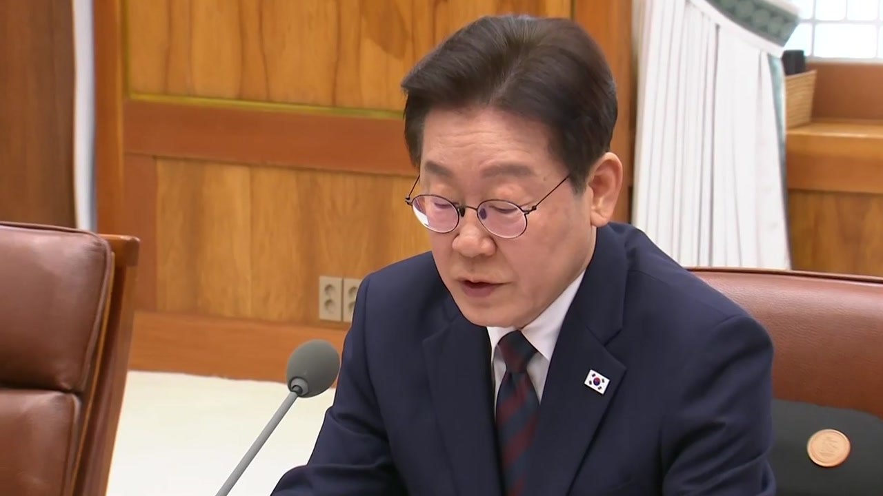 이 대통령 "석유 최고가격제 과감히 시행...불법행위 철저 단속" / YTN