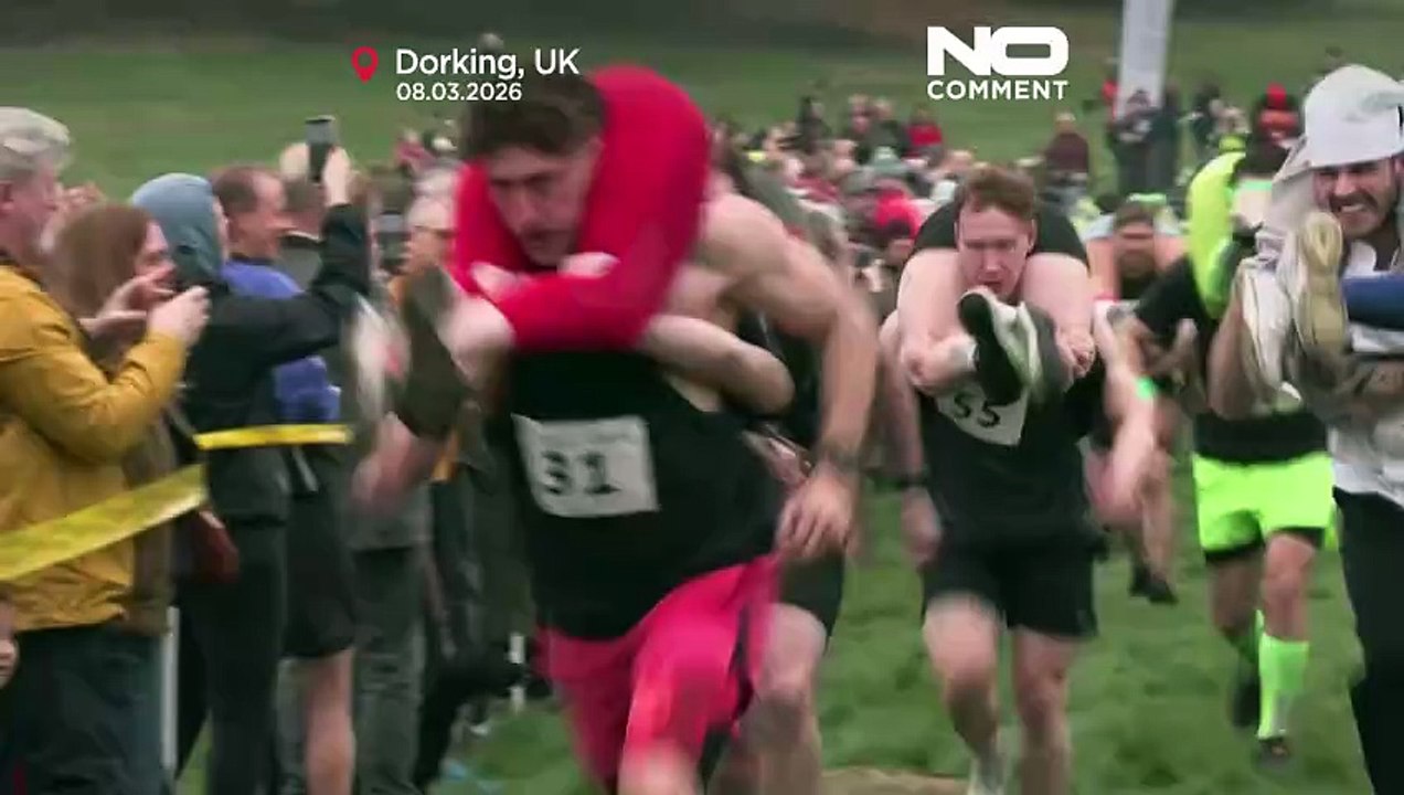 Finnisches Duo gewinnt britisches Wife-Carrying-Rennen